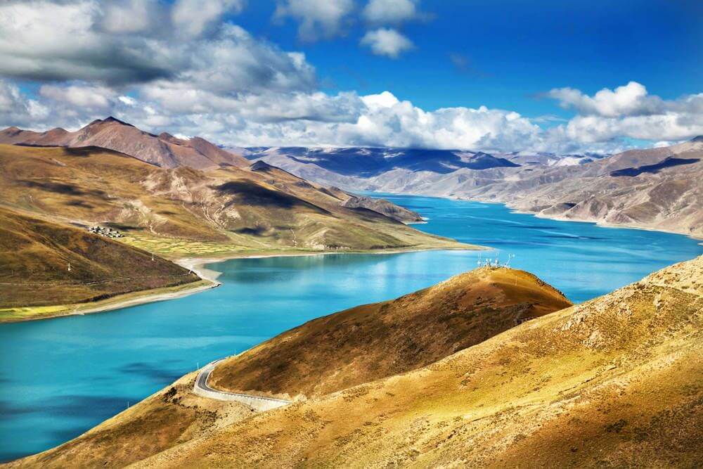 De natuur in Tibet is met niets te vergelijken; het is alsof je op een compleet andere planeet komt waar moeder natuur flink haar best gedaan heeft. Bij dit prachtige landschap horen ook de vele meren in Tibet. Over het hele Tibetaanse landschap vindt je een groot aantal prachtige meren. Als je door Tibet reist is de kans groter dat je een meer tegenkomt dan een mede reiziger.