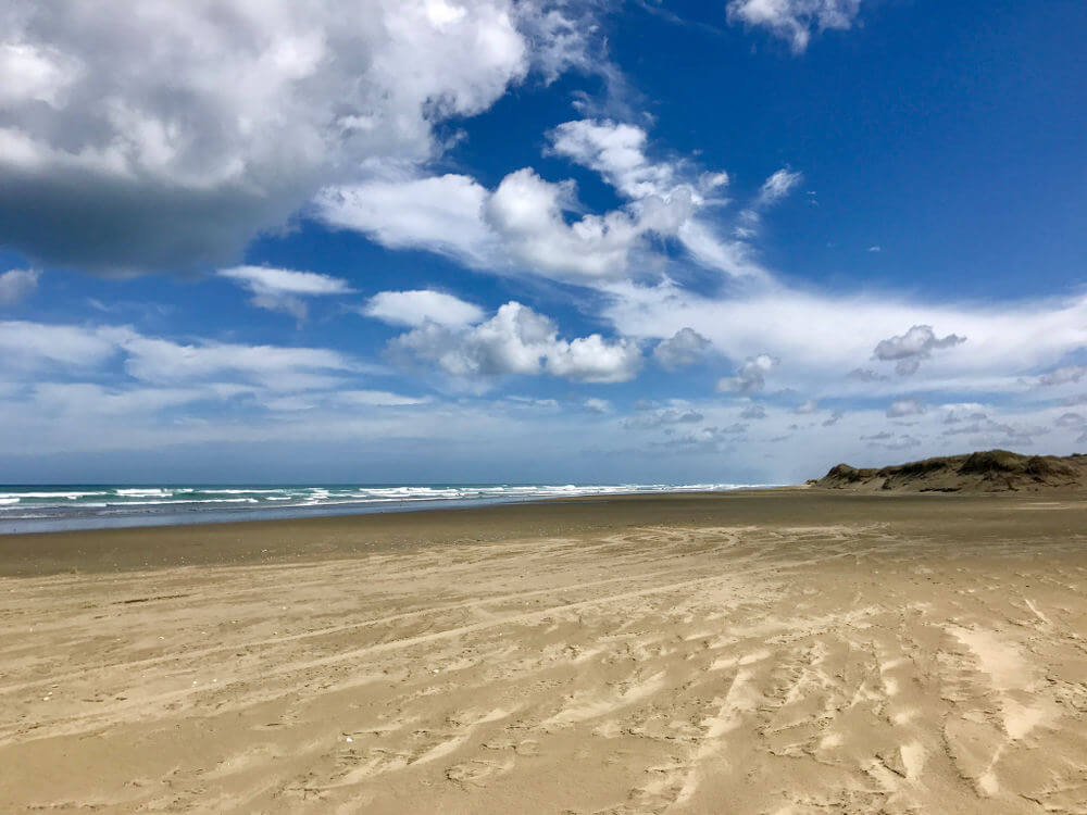 Ninety Mile Beach is het noordelijkste strand op  het Noordereiland en een bekend begrip in Nieuw-Zeeland. Het is een strand waar veel reizigers komen. Overigens is het strand 90 kilometer lang. Geen 90 mijl dus! Naast het strand heb je hier ook 90 kilometer lange duinen geflankeerd door het Aupouri bos.