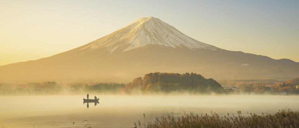 Mount Fuji is de meest gefotografeerde highlight van Japan. Deze vulkaan ligt op het eiland Hoshnu en is met 3.776 meter het hoogst gelegen punt van Japan. Mount Fuji is gelukkig een slapende vulkaan. Kans op uitbarsting is daarom erg gering tijdens je bezoek!