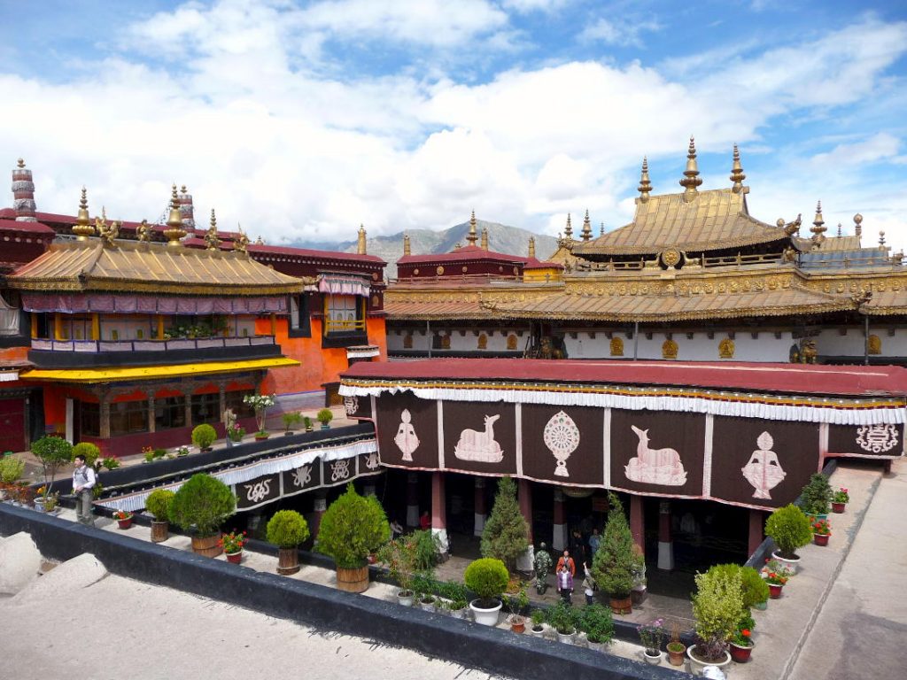 De Jokhang tempel, ook wel de Tsuglhakhang of ‘House of the Lord’ is een boeddhistische tempel in Lhasa. Net als het Potala Paleis is de Jokhang tempel een bekende trekpleister in Lhasa. De tempel is gebouwd in het jaar 647 door de stichter van Lhasa, Songsten Gampo.