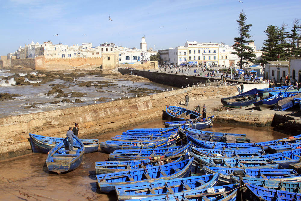 Iedereen kent steden als Marrakech of Chefchaouen. Dat zijn de echte trekpleisters van Marokko. Wat veel mensen niet weten is dat Essaouira net zo leuk is. En dat op slecht drie uur rijden vanuit Marrakech. Bijkomend voordeel; het is hier een stuk rustgier!