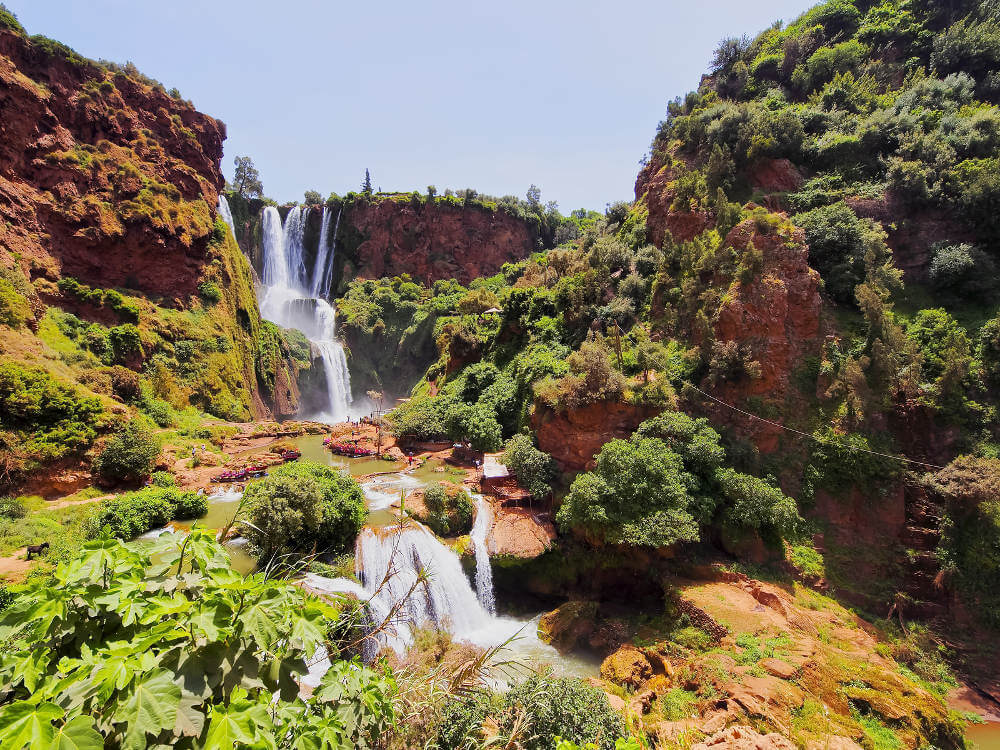 Veel mensen die in Marrakech verblijven, gaan ook een dagje naar de Ouzoud watervallen. De watervallen zijn behoorlijk indrukwekkend en ze horen niet voor niets bij een van de meest gefotografeerde plekken in Marokko. De combinatie van de ligging in het Atlas gebergte, de groene natuur en het watergeweld maken het een populaire dagtrip.