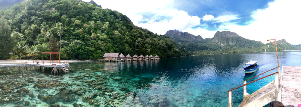 De Molukken is een van de mooiste regio’s van Indonesië. Iedereen reist naar eilanden als Bali, Java, Lombok of Sulawesi. En hoe mooi die ook zijn, ze zijn ook redelijk ontwikkeld. Als je eens écht wat anders wil is de Molukken zeker een optie. Wij zijn er geweest en delen graag onze route voor de Molukken.