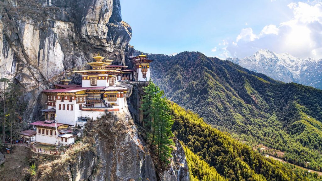 Taktsang Palphug, ook wel ‘Tiger’s Nest Monastery‘, is een boeddhistisch klooster in de bergstaat Bhutan en dé highlight van Bhutan. Het klooster heeft in totaal zeven tempels. De naam Tiger’s Nest komt doordat Taktshang letterlijk Tijgernest betekent. Het klooster is tegen de rosten aan gebouwd en hangt op 900 meter boven de Paro Valley. Het is een waar wereldwonder en wij delen graag onze tips!