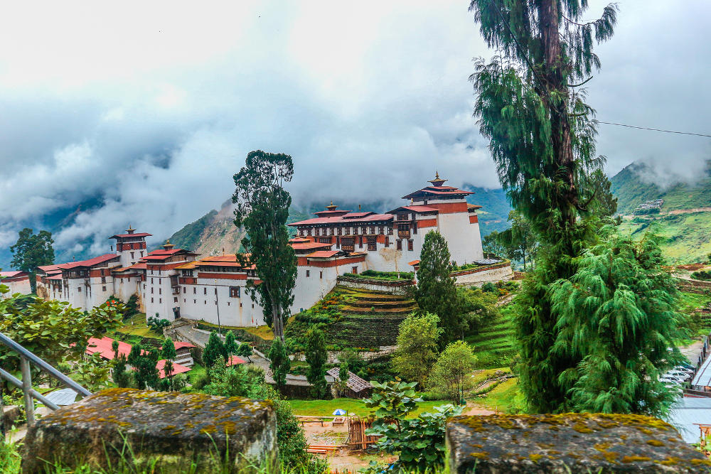 Trongsa is een prachtig gelegen stad op 2.800 meter hoogte. Het ligt ingeklemd tussen de groene heuvels. Dat is echter niet de reden dat deze stad zo indrukwekkend is. Dat komt met name door de vele adembenemende tempels hier. De één is nog mooier dan de ander. De meest indrukwekkende is de Trongsa Dzong. Wij delen onze tips!