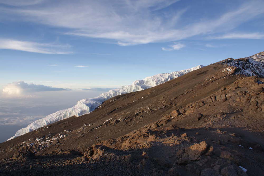 De Kilimanjaro in Tanzania is met 5.895 meter de hoogste berg in Afrika. Toch is dit een berg waar je geen specialistische kennis voor nodig hebt. Een hele flinke portie doorzettingsvermogen, een gemiddelde conditie, wat geluk en een dikke portemonnee is alles wat je nodig hebt om de top te bereiken. Wil jij de Kilimanjaro beklimmen? Dit zijn onze tips.