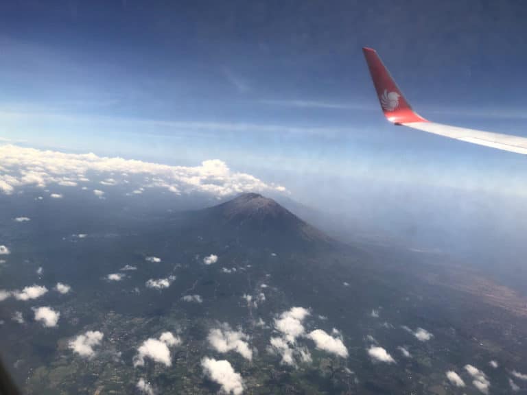 vliegtuig Gunung Agung Bali Indonesie