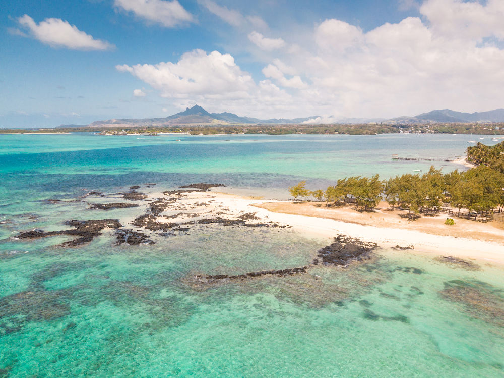 Mauritius is een eiland ten oosten van Madagascar, maar wat veel mensen niet weten is dat Mauritius eigenlijk uit 16 eilanden bestaat. Het hoofdeiland is Mauritius, maar een van de bekendste (en mooiste) kleinere eilanden is Ile Aux Cerfs.