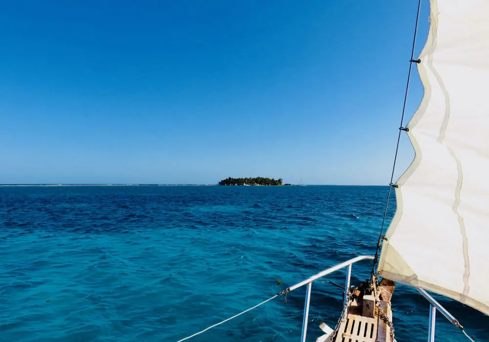 De Raggamuffin Tour is een van de leukste tours in Belize. Met een zeilboot vaar je langs de mooiste eilandjes rondom Belize. Overdag relax je op de boot, ga je snorkelen of vissen en 's avonds geniet je van de rust op onbewoonde eilanden. Benieuwd? Bekijk hier onze tips!