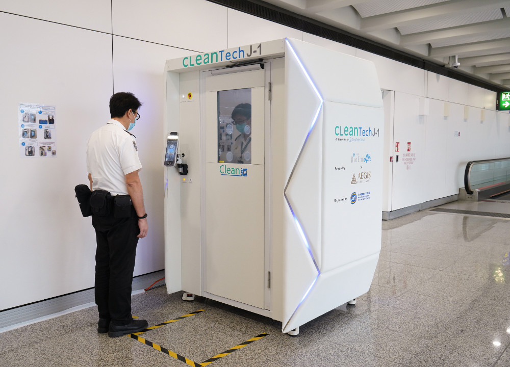 Het coronavirus houdt de reiswereld al maanden in bedwang. Reizen zit er niet in en áls reizen straks weer mag, hoe ziet dat er dan uit? Hong Kong Airport geeft alvast een voorproefje met het introduceren en testen van desinfectiecabines dat het coronavirus binnen 40 seconden doodt.