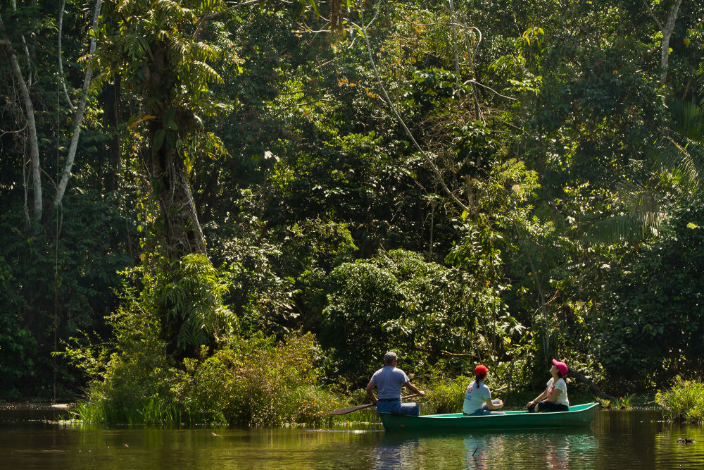 Toeristen in een kano in Yasuni, Ecuador
