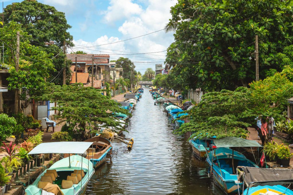 Colombo is de grootste stad van Sri Lanka en is wint de laatste jaren aan populariteit. Het is het commerciële centrum, de officiële hoofdstad van het land is Sri Jayawardenapura Kotte (Kotte), wat er naast ligt.  Waar het vroeger een stad was waar reizigers ‘verplicht’ heen moesten op hun weg naar het zuiden is het vandaag de dag een veelzijdige stad die steeds meer zijn glorie van vroeger terug vindt.