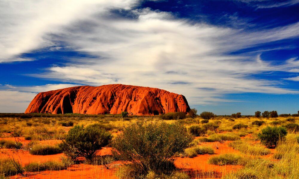 Uluru is niet zomaar een bezienswaardigheid, maar is het bekendste symbool van Australië. Het betreft een grote rode rots die in het midden van het land ligt en ook wel Ayers Rock wordt genoemd. Een must om te bezoeken als je in Australië bent en niet alleen omdat het een belangrijk symbool is voor het land. Uluru is simpelweg prachtig en echt de moeite waard om te bezoeken.